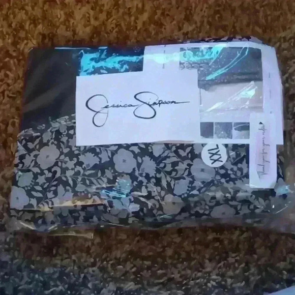 Jessica Simpson summer time cover up poolside cuteness 2x - Picture 8 of 9